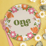 Schattigee Retro Floral One | Eerste verjaardag va Papieren Bordje<br><div class="desc">Deze super schattige eerste verjaardagspapier borden zijn voorzien van een handgetekend bloemig lijst,  inclusief madeliefjes,  in sinaasappel,  roze,  olijfkleurig groen,  gedempt goud en wit. Retro Typografie luidt: "Eén" in bijpassend olijfgroen. *Illustratie van Tracey Khalei / Orabella Prints.</div>