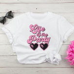 Schattigee Retro Hot Roze Script Bachelorette Part T-shirt<br><div class="desc">Grappig en schattig vrijgezellenfeest T-shirt met "Life of the Party" in een hot roze retro 70's stijlscript en hartvormige zonnebril. Voor de aanstaande bruid is er een coördinerend T-shirt van de "Wife of the Party" beschikbaar.</div>