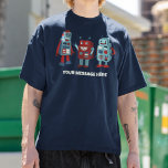 Schattigee Retro Robots Aangepast bericht Sci-Fi T-shirt<br><div class="desc">Voeg een naam of een aangepaste slogan toe om uw eigen unieke grafische t-shirt te creëer. Dit T-shirt is voorzien van leuke retro-achtige robottekeningen in de kleuren blauw en rood met jouw tekst hieronder in crèmekleurige letters.</div>