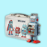 Schattigee retro-robots gepersonaliseerde sci-fi<br><div class="desc">Voeg een sci-fi touch toe aan uw lunch met deze gepersonaliseerde lunchbox. Het beschikt over illustraties van drie schattige retro-stijl robots in tinten blauw en rood en heeft een plek aan de voorkant om een naam toe te voegen in marineblauwe letters. De afbeeldingen verschijnen zowel aan de voor- als achterkant...</div>