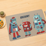 Schattigee retro-robots gepersonaliseerde sci-fi gelamineerde placemat<br><div class="desc">Voeg een sci-fi touch toe aan uw tafel met deze placemat. Het beschikt over schattige retro-stijl illustraties van robots in tinten van rood en blauw tegen een tan gekleurde achtergrond. De voorkant van de plaatsmat heeft een plek aan de bovenkant om een naam toe te voegen. De achterkant heeft een...</div>