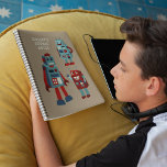Schattigee retro-robots gepersonaliseerde sci-fi notitieboek<br><div class="desc">Voeg je eigen aangepaste tekst toe aan de voorkant van dit notitieboek met leuke illustraties van retro-stijlrobots in blauw en rood. De afbeeldingen zijn ingesteld op een kleurrijke achtergrond. De achterklep heeft een coördinerend patroon van retro-robots en hexanoten.</div>