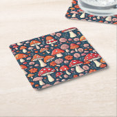 Schattigee rode bloemenpaddenstoelen in groen deco kartonnen onderzetters (Schuin)