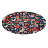 Schattigee rode bloemenpaddenstoelen in groen deco snijplank (Hoek)