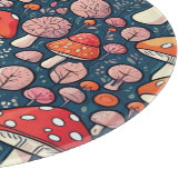 Schattigee rode bloemenpaddenstoelen in groen deco snijplank (Hoek)