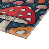 Schattigee rode bloemenpaddenstoelen in groen deco snijplank (Hoek)