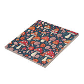 Schattigee rode bloemenpaddenstoelen in groen deco tegeltje (Zijkant)