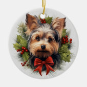 Schattigee rode boog Holly krans Yorkie Dog Keramisch Ornament (Voorkant)