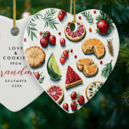 Schattigee rode en groene kerstkoekjes gebakken pa keramisch ornament