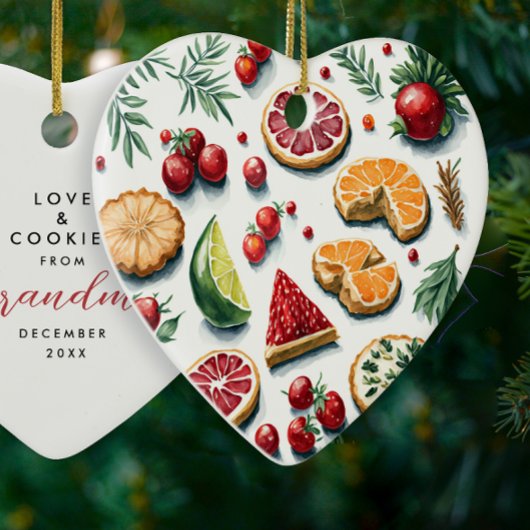 Schattigee rode en groene kerstkoekjes gebakken pa keramisch ornament