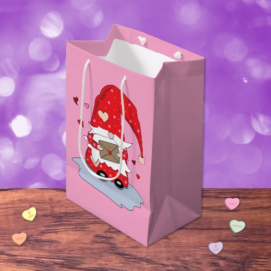 Schattigee Rode Gnoom met Letter Roze Gift Bag Medium Cadeauzakje