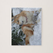 Schattigee rode japanse akita in de sneeuw met gri legpuzzel (Verticaal)