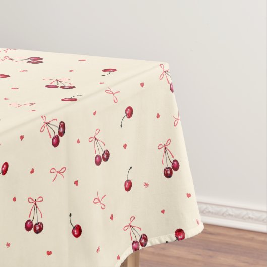 Schattigee rode kersen harten bogen op crème tafelkleed (Voorbeeld)