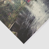 Schattigee Rode Schuur in een geïsoleerd bos en me Tissuepapier (Detail)