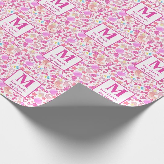 Schattigee Roze Baby Meisje Kwekerij Patroon geper Cadeaupapier (Hoek)