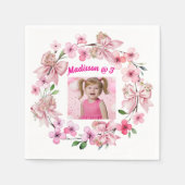 Schattigee Roze Bloemen Boog Meisje Foto Verjaarda Servet (Voorkant)