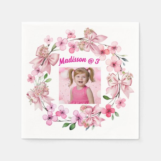 Schattigee Roze Bloemen Boog Meisje Foto Verjaarda Servet (Voorkant)