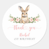 Schattigee Roze Bloemen Sommige Bunny 1e Verjaarda Ronde Sticker (Voorkant)
