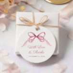 Schattigee Roze Coquette Bow Baby Meisje Douche Da Bedankjes Labels<br><div class="desc">Schattigee gunsttags voor je babymeisjesdouche met een roze waterverf van de coquettestrik,  "With Love & Bedankt",  "Baby shower" en de naam van de aanstaande moeder in een elegant roze script.</div>