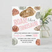 Schattigee roze dinosaurus fossiel verjaardagsuitn kaart (Staand voorkant)