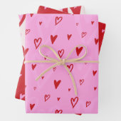 Schattigee roze en rode harten inpakpapier vel (In situ)