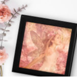 Schattigee Roze Fairy van Spring Fantasy Art Cadeaudoosje<br><div class="desc">Spannend nieuws! Mijn Schattigee Pink Fairy of Spring Fantasy Art staat nu op deze prachtige geschenkdoos! Het is perfect voor het opslaan van sieraden,  make-up of andere kleine items,  en zorgt voor een mooie toevoeging aan elke kamer. Haal nu de jouwe en voeg een vleugje grillen aan uw ruimte.</div>