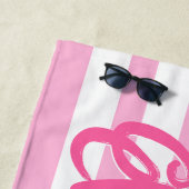 Schattigee roze gestreepte scriptnaam gepersonalis strandlaken (In situ)