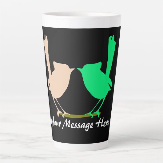 Schattigee roze groene vogels zoenen op tak naam latte mok (Voorkant)