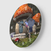 Schattigee roze-harige fee ontmoet lieveheersbeest grote klok (Hoek)