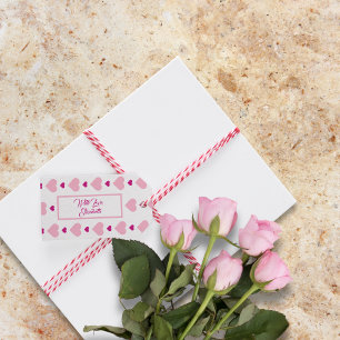 Schattigee roze harten op wit met kalligrafie cadeaulabel