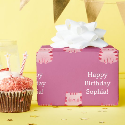 Schattigee roze kat Happy Birthday gepersonaliseer Cadeaupapier (Verjaardagsfeest)