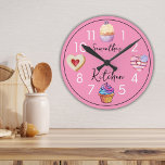 Schattigee Roze Keuken Waterverf Cupcake Gepersona Ronde Klok<br><div class="desc">Gepersonaliseerde keuken wandklok met schattige waterverf zoete lekkernijen-cupcakes en koekjes.</div>