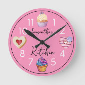 Schattigee Roze Keuken Waterverf Cupcake Gepersona Ronde Klok (Voorkant)