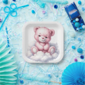 SCHATTIGEE ROZE TEDDYBEER ZITTEND OP EEN WOLK PAPIEREN BORDJE (Feest)