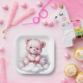 SCHATTIGEE ROZE TEDDYBEER ZITTEND OP EEN WOLK PAPIEREN BORDJE (Feest)