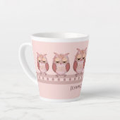 Schattigee roze uilen en aangepaste naam latte mok (Linkerhoek)