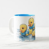 Schattigee rubberen eend in blauwe kleding tweekleurige koffiemok (Voorkant links)