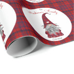Schattigee rustieke familienaam Christmas Gnome Cadeaupapier<br><div class="desc">Voeg dit seizoen wat vrolijkheid toe aan uw kerstcadeau-geven met dit schattige, grillige vakantieontwerp met een schattige kerstgnoom in een rood geplakt pet. De woorden, "de Anderson Family Gnome" verschijnt in een handgeschreven rode grillige typografie en vet zwart lettertype. Pas dit unieke, unieke ontwerp aan met uw eigen persoonlijke familiegegevens....</div>