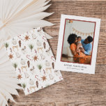 Schattigee rustieke kerstpatroonfoto feestdagenkaart<br><div class="desc">Moderne en elegante kerstvakantie kaart met een waterverf kerstpatroon ontwerp met dennentwijgen, kegels, snoepstokken, warme chocolademelk, ornamenten, kerstbessen en meer. Deze vakantiekaart zorgt ervoor dat iedereen de geest van Kerstmis voelt. Aan de voorzijde hebben we een prachtig roestkleurig foto lijst waar je je eigen gepersonaliseerde afbeelding kunt toevoegen, en je...</div>