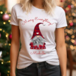 Schattigee rustieke vrolijk alles Christmas Gnome  T-shirt<br><div class="desc">Voeg een vleugje vrolijkheid toe aan je vakantieseizoen! Vier de feestdagen met een prachtig en grillig ontwerp met een schattige kersteelf in een charmant rood geplakt pet. De speelse zin: "Vrolijk alles! Michelle", wordt getoond in handgeschreven rode typografie, het toevoegen van een unieke en feestelijke gevoel. Maak dit unieke ontwerp...</div>