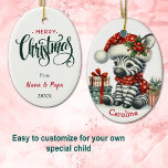 Schattigee Santa Hat Baby Zebra Kerst Keramisch Ornament<br><div class="desc">Op de voorkant van het kerstornament van deze schattige kinderen zit een schattige baby-zebra naast zijn geschenken. Hij draagt een rood-wit patroon met kerstmuts en bijpassende sjaal. De aangepaste naam staat onderaan. De achterkant van het ornament heeft een vrolijk kerstbericht en uw handtekening. Generatieve inhoud van AI.</div>