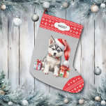 Schattigee Santa Hat Husky Puppy Sneeuwvlok Border Grote Kerstsok<br><div class="desc">De voorkant van deze Holiday kous shows een afbeelding van een schattige Siberische Husky puppy met een kerstmuts en zittend naast cadeaupakketten. Het afbeelding is geplaatst op een zilvergrijze achtergrond, en de teen- en bovenrand zijn een rood-wit sneeuwvlokpatroon. Op de bovenste rand staat een wit label met uw aangepaste tekst...</div>
