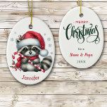 Schattigee Santa Hat Raccoon Kerstmis Keramisch Ornament<br><div class="desc">Op de voorkant van het kerstornament van deze schattige kinderen staat een schattige baby-wasbeer met een snoepstokje. Hij draagt een rode en witte kerstmuts en sjaal. Een paar zilveren sneeuwvlokken zijn verspreid over, en uw aangepaste naam is aan de onderkant. De achterkant van het ornament heeft een vrolijk kerstbericht en...</div>