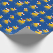 Schattigee Santa Rubber Duck op Deep Blue achtergr Cadeaupapier (Hoek)