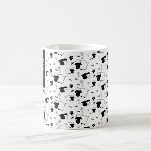 Schattigee schapenillustratie zwart-wit monogram koffiemok (Center)