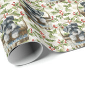 Schattigee Schnauzer Puppy in Mand Kerst Holly Cadeaupapier (Rol Hoek)
