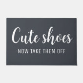 Schattigee schoenen doen ze nu uit | Grappig donke Deurmat (Voorkant)