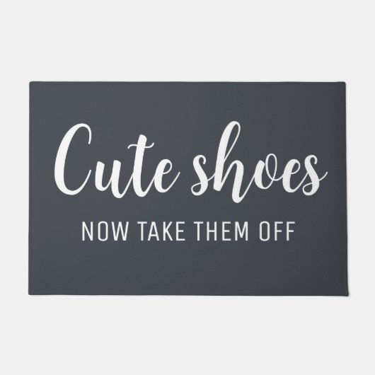 Schattigee schoenen doen ze nu uit | Grappig donke Deurmat (Voorkant)