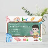 Schattigee schooljongen schoolbordverjaardag kaart (Staand voorkant)