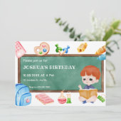 Schattigee schooljongen schoolbordverjaardag kaart (Staand voorkant)